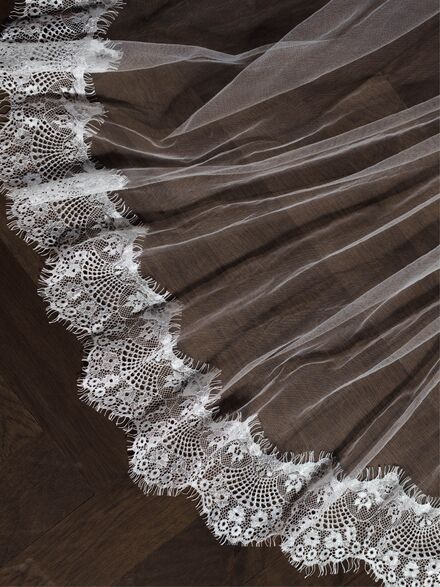 Soft Tulle Chantilly Lace Edge Veil