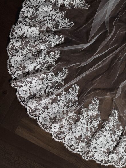 Single Tier Wide Lace Edged Bridal Veil