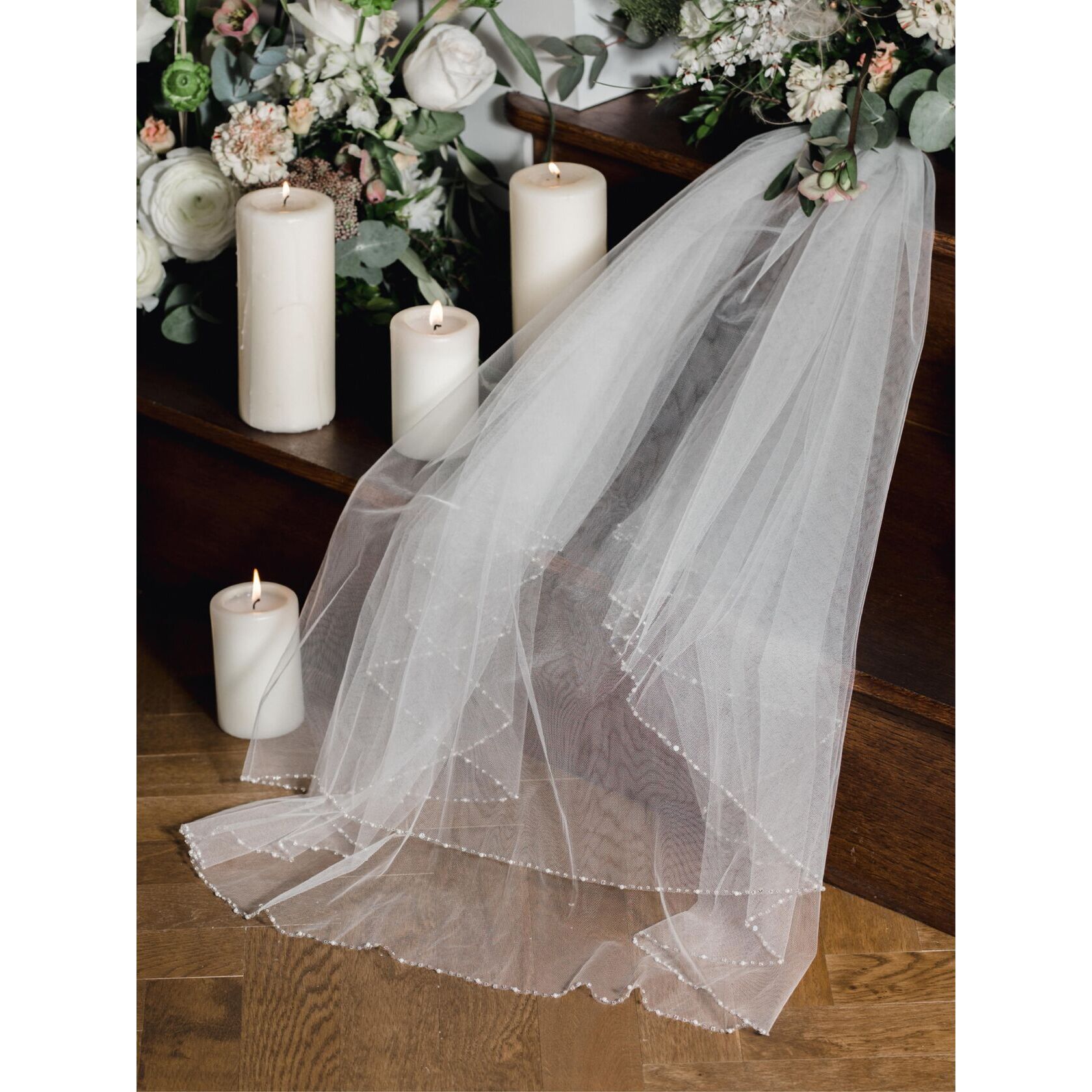 https://www.linzijay.com/images/pictures/2021-bridal-veils/la929-(840x840-ffffff).jpg?v=27f03e9c