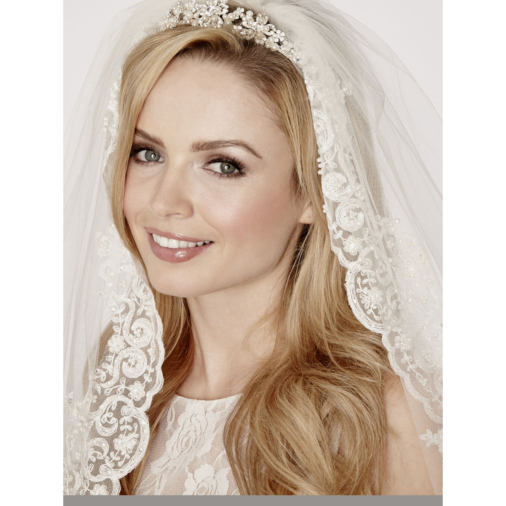 https://www.linzijay.com/images/pictures/products/bridal/veils/la952-lace-edged-bridal-veil-(840x840-ffffff).jpg?v=2a7d3082
