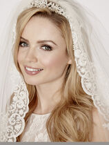 LA952 Lace Edged Bridal Veil